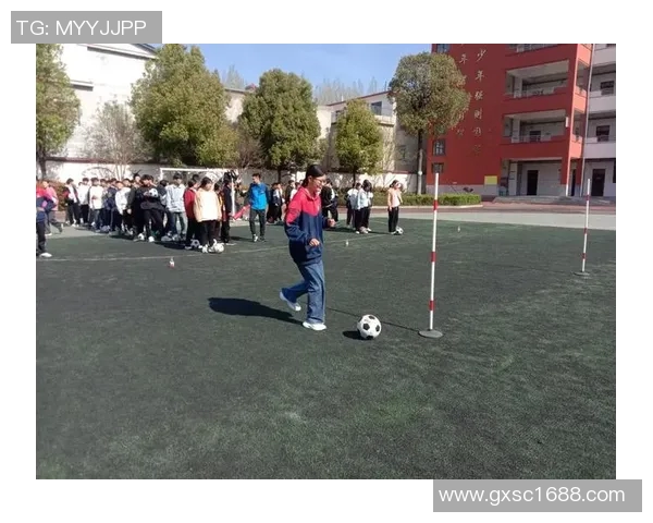 足球球星炫技绕杆展现速度与控球完美结合魅力