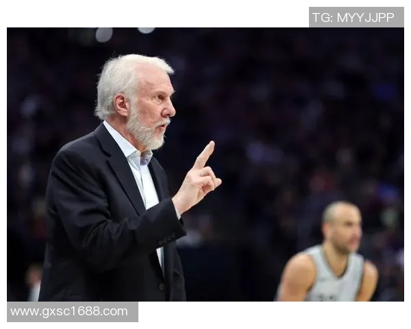 美国足球队白发球星身份揭秘 这位传奇老将如何逆袭成球队核心