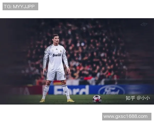 C罗引领足球星光璀璨团队，球场英雄集结成壁纸展现无尽魅力