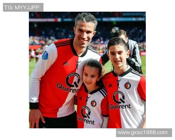 退役球星重聚绿茵场 足球传奇人物共赴纪念合影盛典